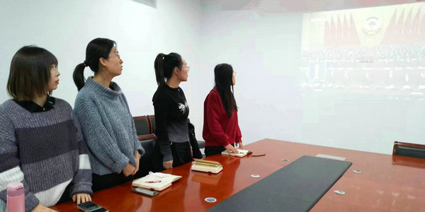 小伦敦党支部组织党员收听收看全国“两会”开幕会