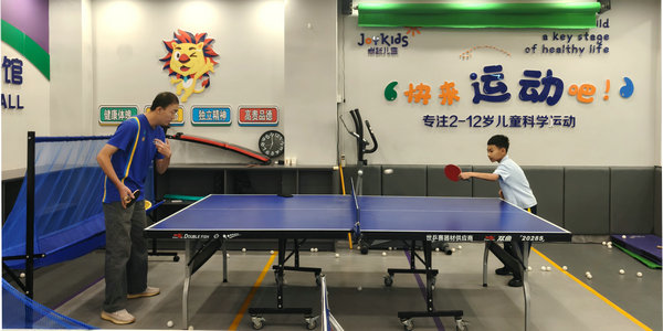 从“握不稳拍”到“精准击球”！教练1对1指导见证孩子运动蜕变